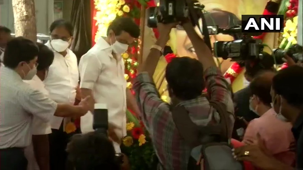 കരുണാനിധിയുടെ 98ാം ജന്മ വാര്‍ഷകത്തില്‍ മുഖ്യമന്ത്രി എംകെ സ്റ്റാലിന്‍ പുഷ്പാര്‍ച്ചന നടത്തുന്നു: ചിത്രങ്ങള്‍