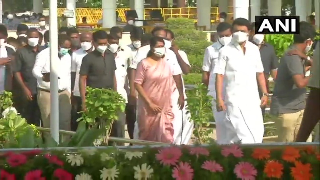 കരുണാനിധിയുടെ 98ാം ജന്മ വാര്‍ഷകത്തില്‍ മുഖ്യമന്ത്രി എംകെ സ്റ്റാലിന്‍ പുഷ്പാര്‍ച്ചന നടത്തുന്നു: ചിത്രങ്ങള്‍