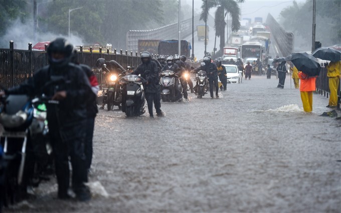 Heavy Rainfall Lashes In Mumbai