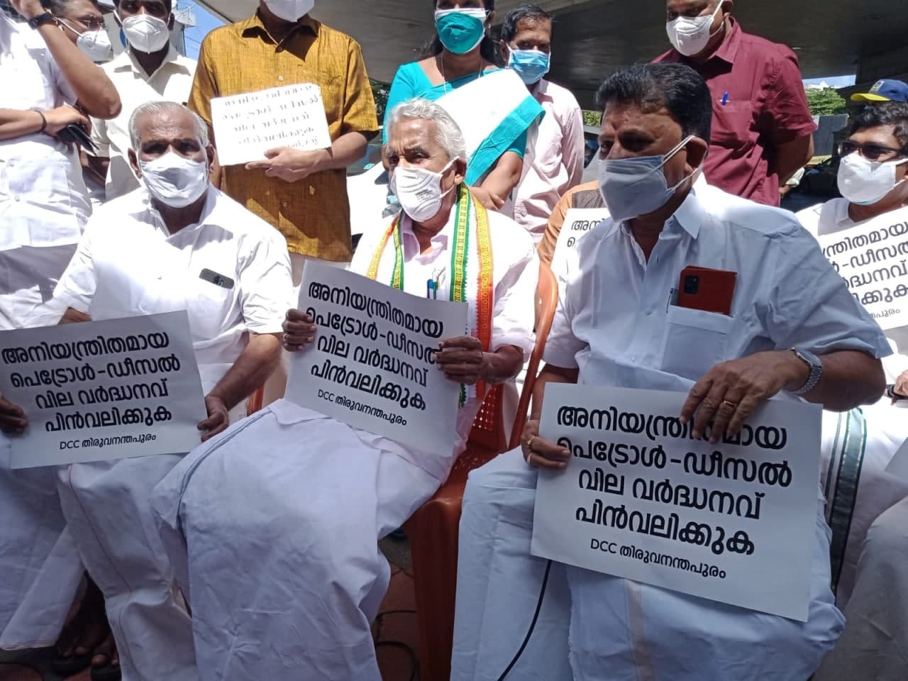 ഇന്ധന വില വര്‍ധനവിനെതിരെ കോണ്‍ഗ്രസ് നടത്തിയ ദേശവ്യാപക സമരത്തില്‍ പ്രതിഷേധം ഇരമ്പി: ചിത്രങ്ങള്‍ കാണാം