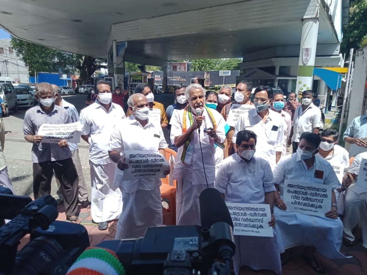 ഇന്ധന വില വര്‍ധനവിനെതിരെ കോണ്‍ഗ്രസ് നടത്തിയ ദേശവ്യാപക സമരത്തില്‍ പ്രതിഷേധം ഇരമ്പി: ചിത്രങ്ങള്‍ കാണാം