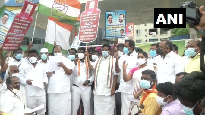 ഇന്ധന വില വര്‍ധനവിനെതിരെ കോണ്‍ഗ്രസ് നടത്തിയ ദേശവ്യാപക സമരത്തില്‍ പ്രതിഷേധം ഇരമ്പി: ചിത്രങ്ങള്‍ കാണാം