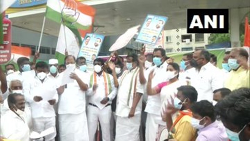 ഇന്ധന വില വര്‍ധനവിനെതിരെ കോണ്‍ഗ്രസ് നടത്തിയ ദേശവ്യാപക സമരത്തില്‍ പ്രതിഷേധം ഇരമ്പി: ചിത്രങ്ങള്‍ കാണാം