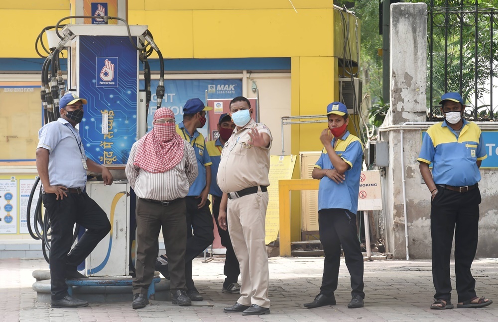 ഇന്ധന വില വര്‍ധനവിനെതിരെ കോണ്‍ഗ്രസ് നടത്തിയ ദേശവ്യാപക സമരത്തില്‍ പ്രതിഷേധം ഇരമ്പി: ചിത്രങ്ങള്‍ കാണാം