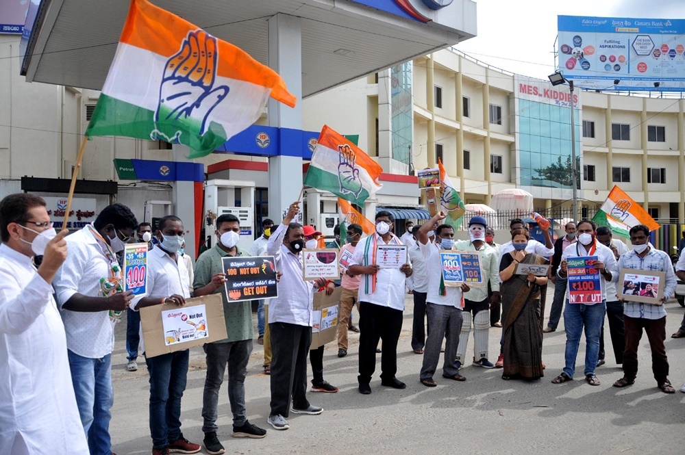 ഇന്ധന വില വര്‍ധനവിനെതിരെ കോണ്‍ഗ്രസ് നടത്തിയ ദേശവ്യാപക സമരത്തില്‍ പ്രതിഷേധം ഇരമ്പി: ചിത്രങ്ങള്‍ കാണാം