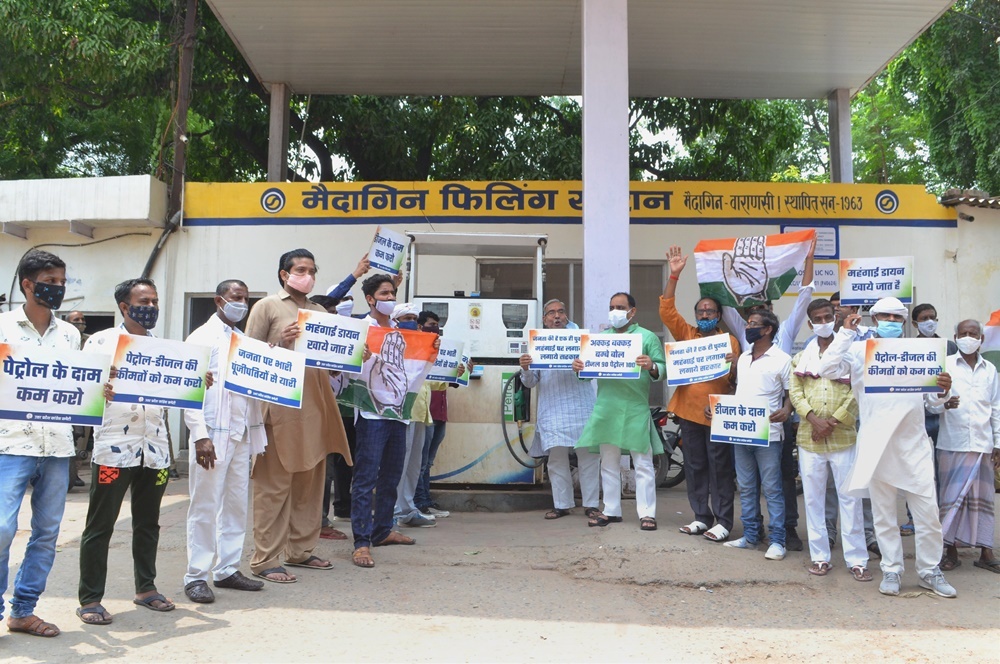 ഇന്ധന വില വര്‍ധനവിനെതിരെ കോണ്‍ഗ്രസ് നടത്തിയ ദേശവ്യാപക സമരത്തില്‍ പ്രതിഷേധം ഇരമ്പി: ചിത്രങ്ങള്‍ കാണാം