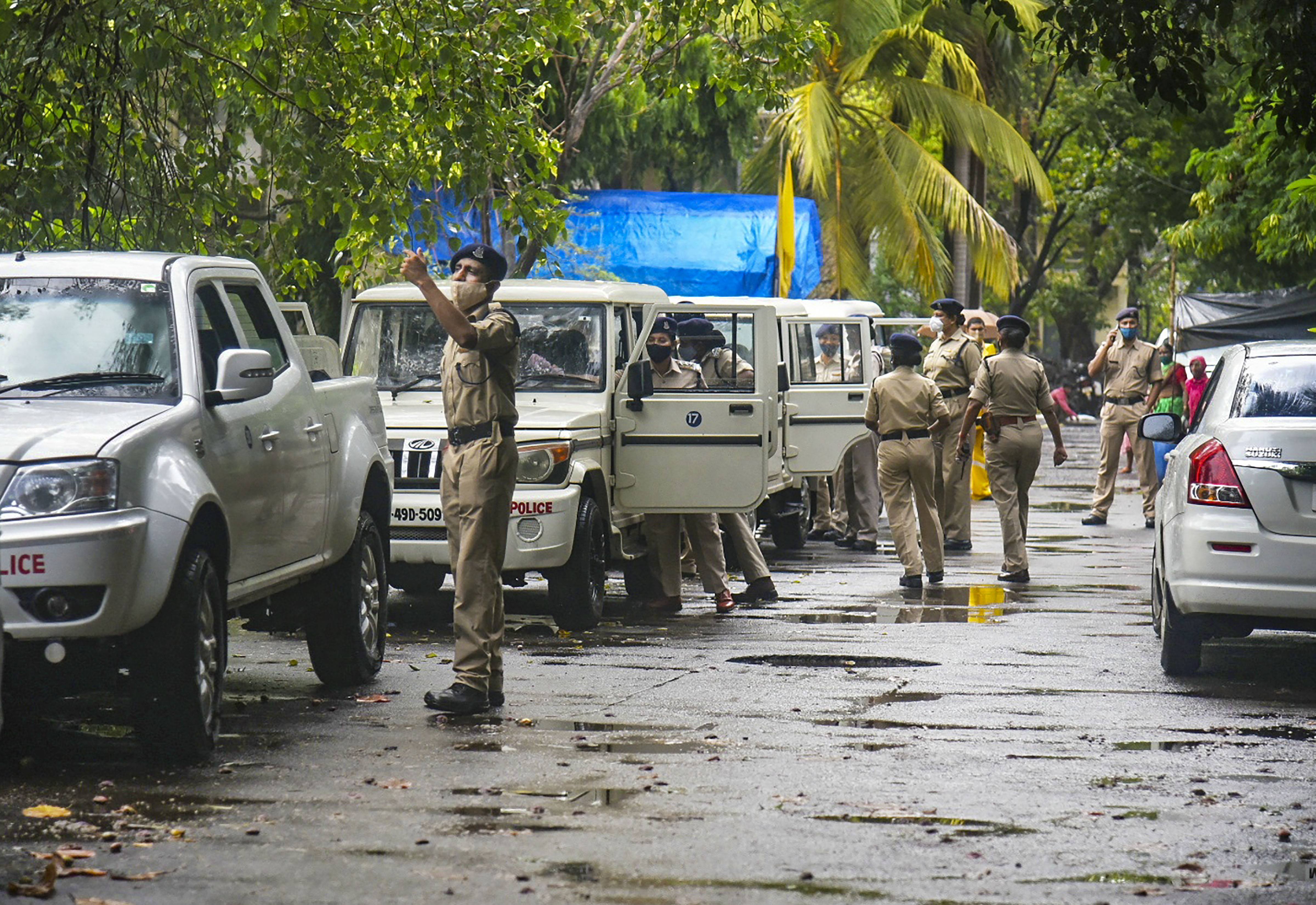 അംബാനി ബോംബ് ഭീഷണിക്കേസില്‍ എന്‍കൗണ്ടര്‍ വിദഗ്ധന്‍ പ്രദീപ് ശര്‍മ അറസ്റ്റില്‍- ചിത്രങ്ങള്‍
