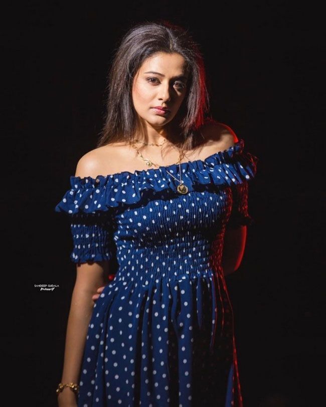 പുത്തൻ ലുക്കിൽ പ്രിയാമണി- ചിത്രങ്ങൾ