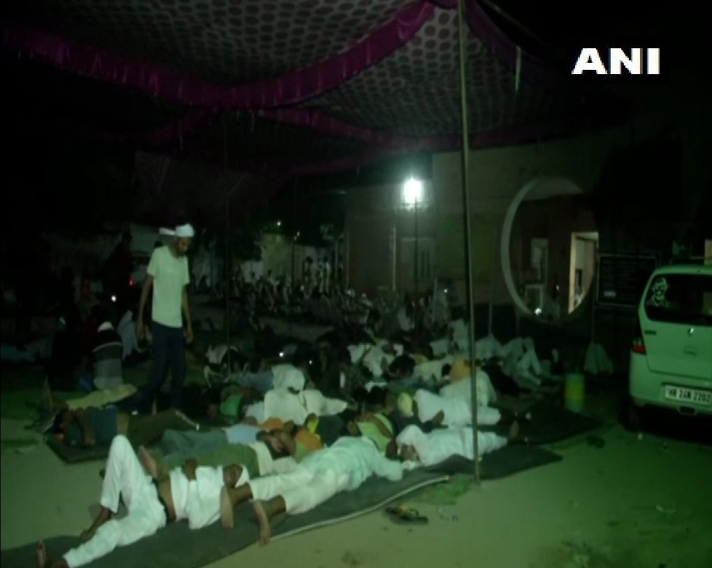 കര്‍ഷകരുടെ അറസ്റ്റില്‍ പ്രതിഷേധിച്ച് രാകേഷ് ടിക്കായത്ത് ഉള്‍പ്പെടെയുള്ളവര്‍ രാത്രി പോലീസ് സ്‌റ്റേഷനില്‍ നടത്തിയ സമരം: ഹരിയാനയില്‍ നിന്നുള്ള ചിത്രങ്ങള്‍ കാണാം