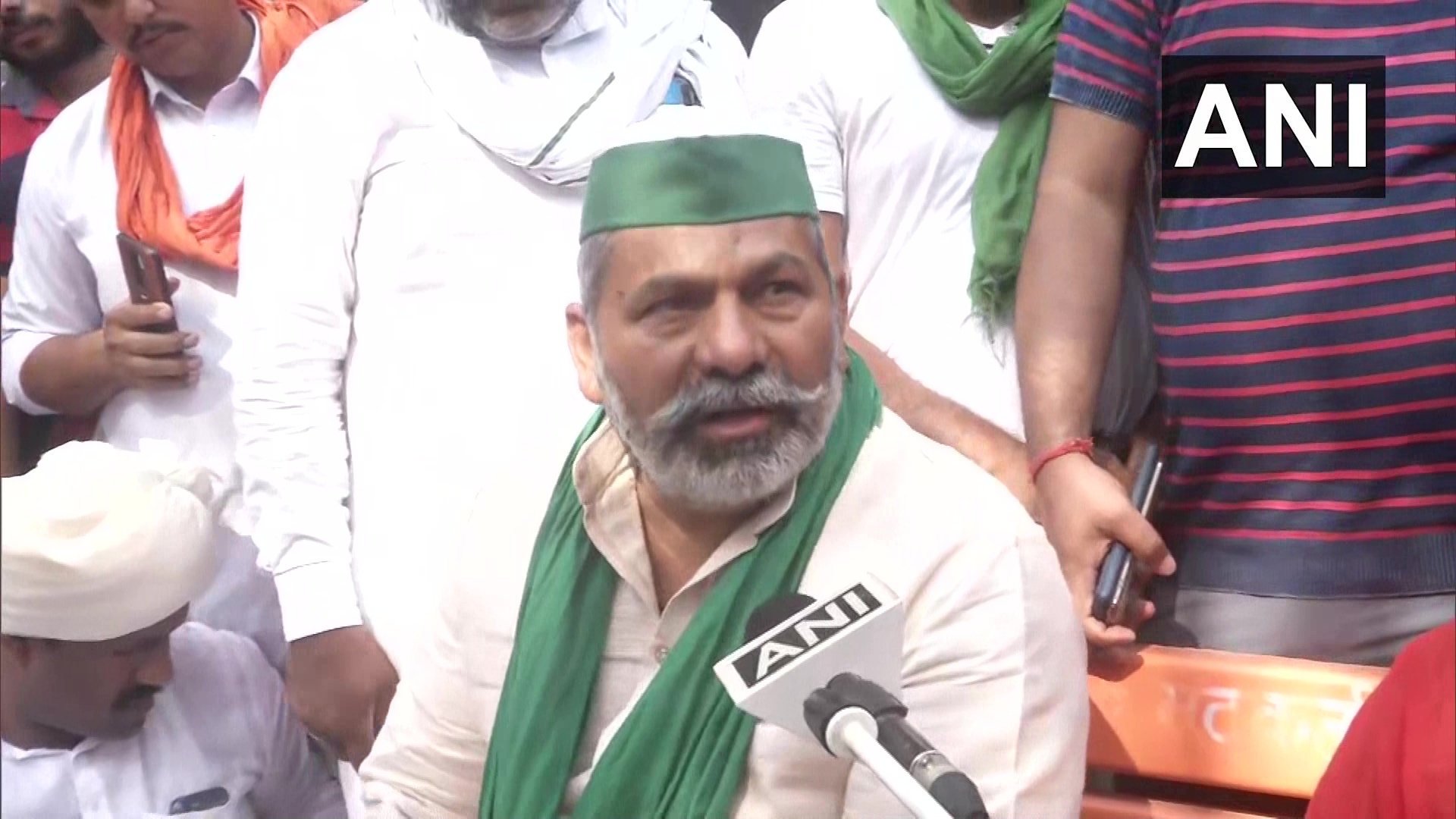 കര്‍ഷകരുടെ അറസ്റ്റില്‍ പ്രതിഷേധിച്ച് രാകേഷ് ടിക്കായത്ത് ഉള്‍പ്പെടെയുള്ളവര്‍ രാത്രി പോലീസ് സ്‌റ്റേഷനില്‍ നടത്തിയ സമരം: ഹരിയാനയില്‍ നിന്നുള്ള ചിത്രങ്ങള്‍ കാണാം