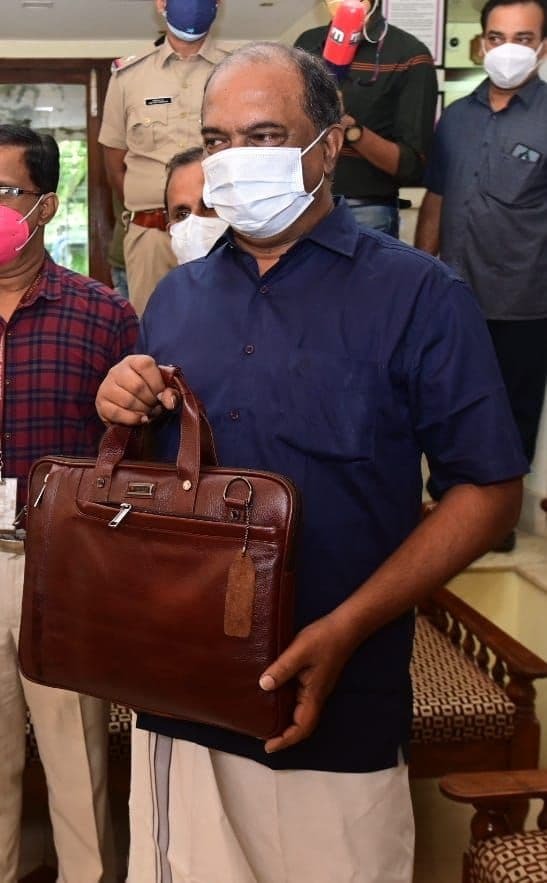 കൊവിഡ് പ്രതിരോധം, സാമ്പത്തിക ഉത്തേജനം... കന്നി ബജറ്റുമായി കെഎന്‍ ബാലഗോപാല്‍: ചിത്രങ്ങള്‍ കാണാം