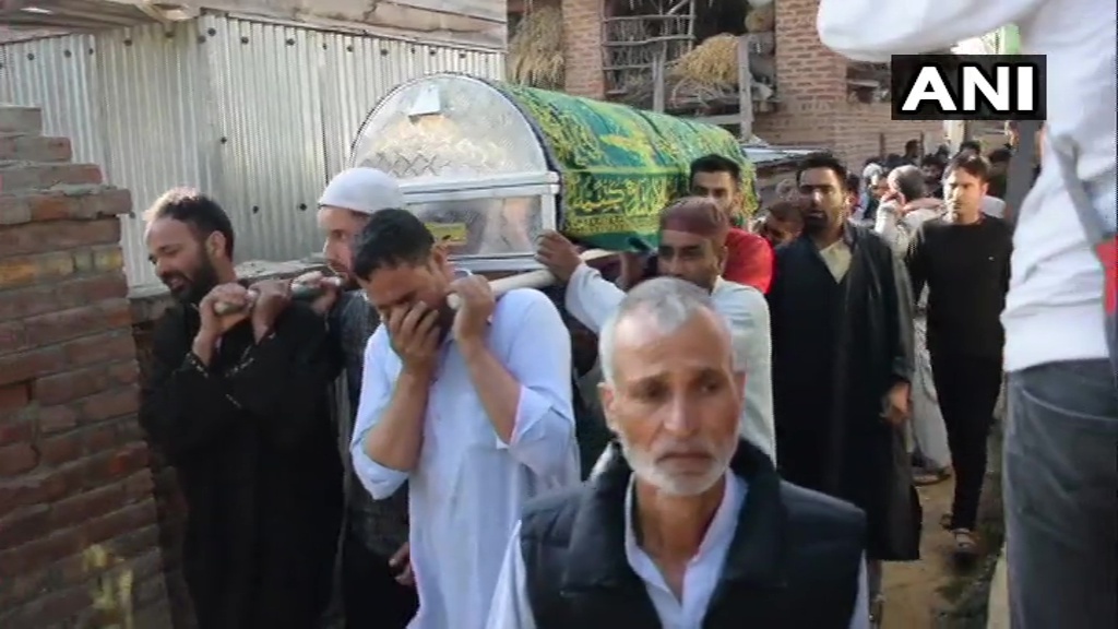 കശ്മീരില്‍ കൊല്ലപ്പെട്ട പോലീസ് ഓഫീസറുടെയും ഭാര്യയുടെയും സംസ്‌കാര ചടങ്ങ്: ചിത്രങ്ങള്‍ കാണാം