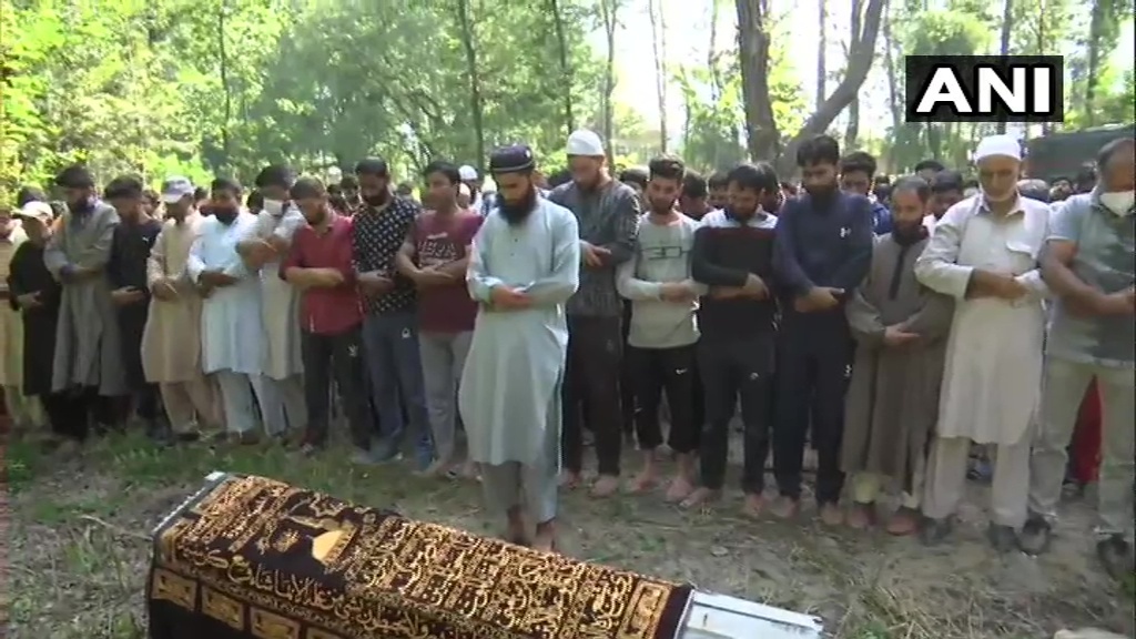 കശ്മീരില്‍ കൊല്ലപ്പെട്ട പോലീസ് ഓഫീസറുടെയും ഭാര്യയുടെയും സംസ്‌കാര ചടങ്ങ്: ചിത്രങ്ങള്‍ കാണാം