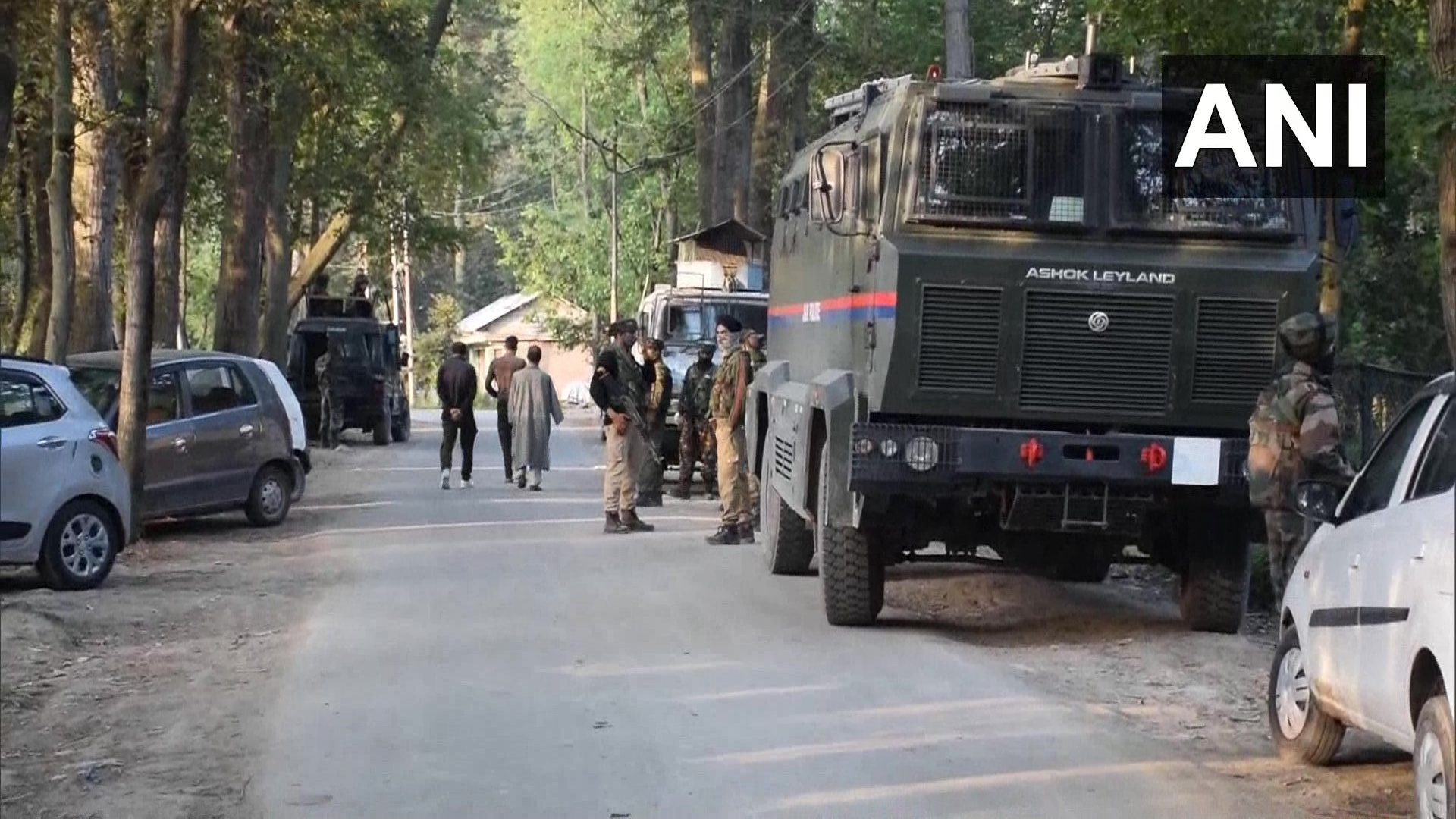 കശ്മീരില്‍ കൊല്ലപ്പെട്ട പോലീസ് ഓഫീസറുടെയും ഭാര്യയുടെയും സംസ്‌കാര ചടങ്ങ്: ചിത്രങ്ങള്‍ കാണാം