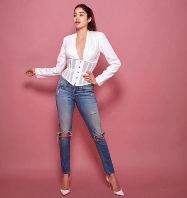 ഓഫ് വൈറ്റിൽ ഗോർജ്യസ് ആയി ജാൻവി കപൂർ.. നടിയുടെ ഏറ്റവും പുതിയ ഫോട്ടോകൾ