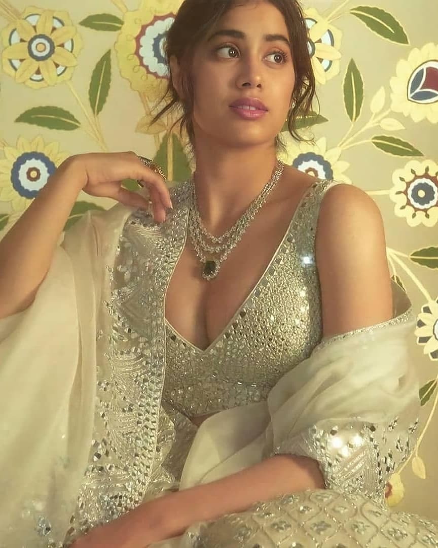 ഓഫ് വൈറ്റിൽ ഗോർജ്യസ് ആയി ജാൻവി കപൂർ.. നടിയുടെ ഏറ്റവും പുതിയ ഫോട്ടോകൾ