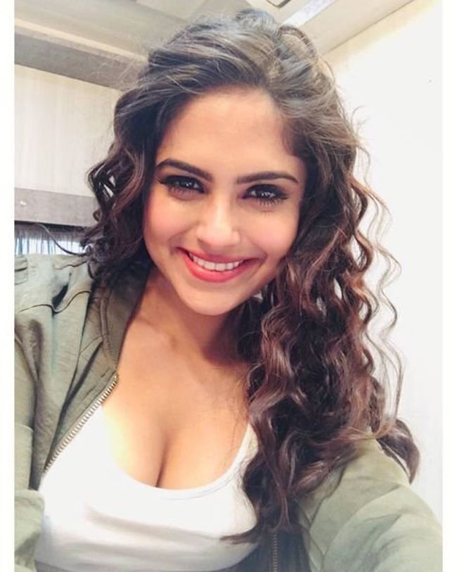 ഗ്ലാമറസായി നയന ഗാംഗുലി, ചിത്രങ്ങള്‍ കാണാം