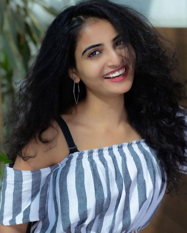 അനന്യ നഗല്ലയുടെ പുതിയ ചിത്രങ്ങളേറ്റെടുത്ത് സോഷ്യൽ മീഡിയ