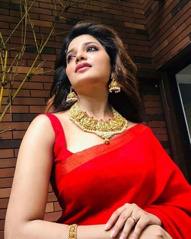 ഹോട്ട് ആന്റ് ഗ്ലാമർ... നടി ആത്മികയുടെ ഏറ്റവും പുതിയ ഫോട്ടോകൾ