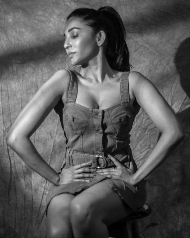 ക്യൂട്ട് ആൻഡ് ഹോട്ട് ലുക്കിൽ പാർവതി നായർ; പുതിയ ചിത്രങ്ങൾ കാണാം