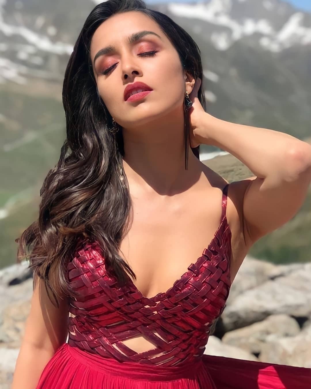 ഹോട്ട് ആന്റ് ബ്യൂട്ടിഫുൾ ലുക്കിൽ നടി ശ്രദ്ധ കപൂർ ..ഫോട്ടോകൾ കാണാം