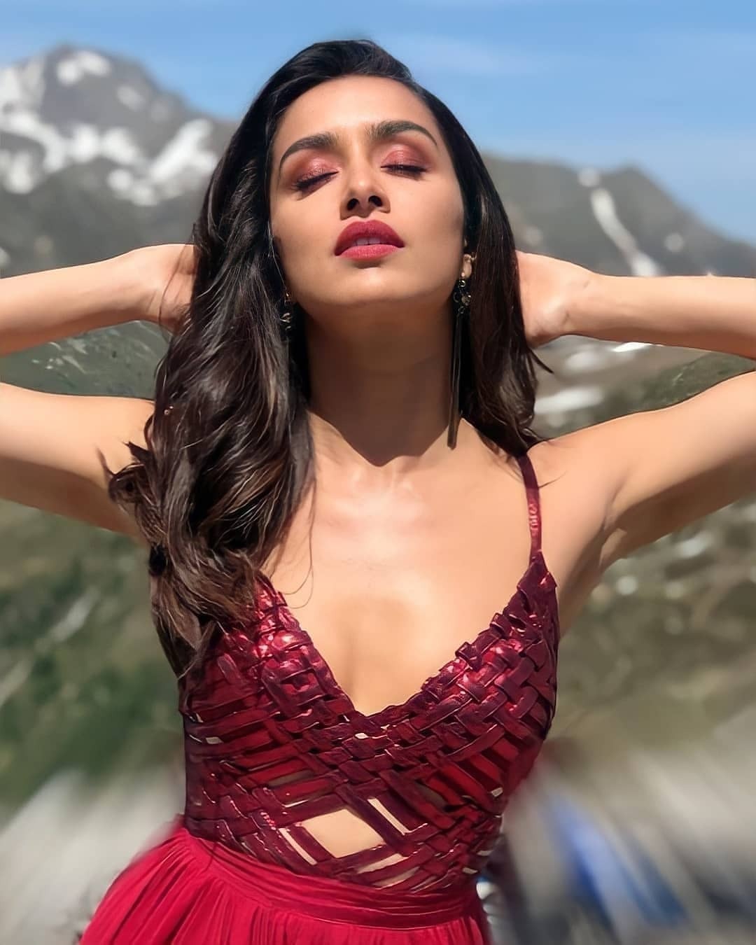 ഹോട്ട് ആന്റ് ബ്യൂട്ടിഫുൾ ലുക്കിൽ നടി ശ്രദ്ധ കപൂർ ..ഫോട്ടോകൾ കാണാം