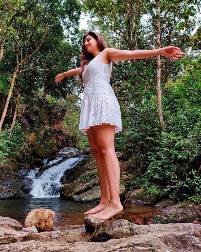 കടലറിഞ്ഞ്... പുഴയറിഞ്ഞ്...; ഹംസ നന്ദിനിയുടെ ഗ്ലാമറസ് ഫൊട്ടോസ് കാണാം