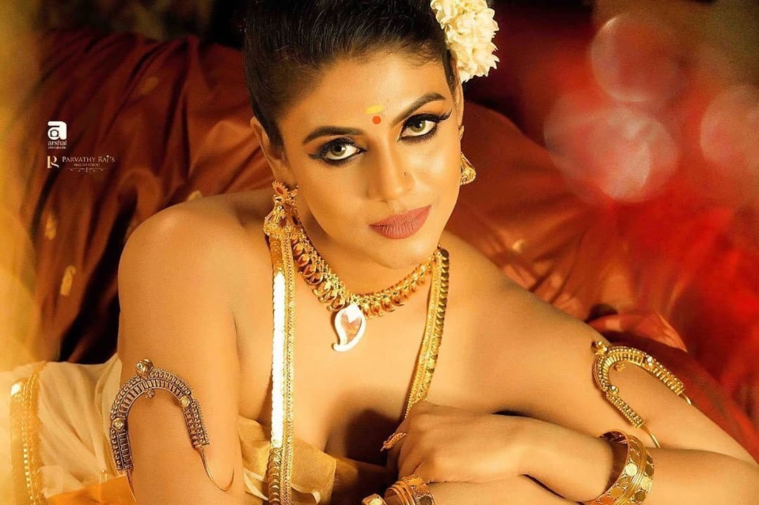 അല്‍പ്പം ഹോട്ടാണ് ഇനിയ; നടിയുടെ പുതിയ ഫോട്ടോകള്‍ കാണാം