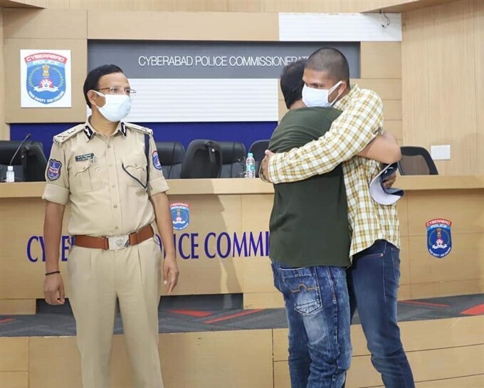 പാകിസ്താന്‍ മോചിപ്പിച്ച ഹൈദാരാബാദ് സ്വദേശി നാട്ടിലെത്തി; ചിത്രങ്ങള്‍ കാണാം