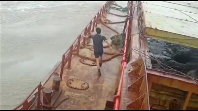 മുങ്ങിക്കൊണ്ടിരിക്കെ എംവി മംഗളം ബാർജിൽ നിന്ന് 16 പേരെ സാഹസികമായി രക്ഷപ്പെടുത്തി കോസ്റ്റ് ഗാർഡ്- ചിത്രങ്ങൾ