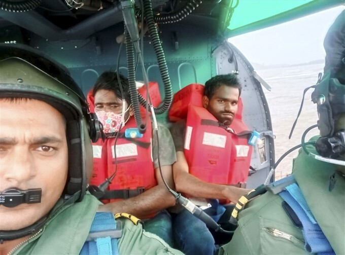 മുങ്ങിക്കൊണ്ടിരിക്കെ എംവി മംഗളം ബാർജിൽ നിന്ന് 16 പേരെ സാഹസികമായി രക്ഷപ്പെടുത്തി കോസ്റ്റ് ഗാർഡ്- ചിത്രങ്ങൾ