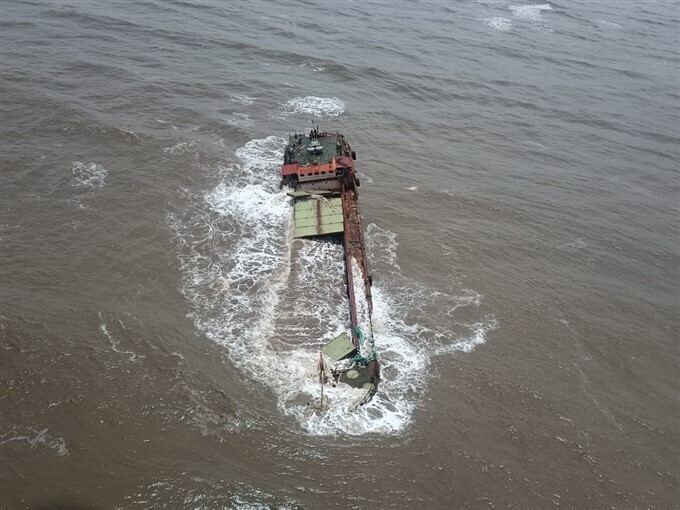 മുങ്ങിക്കൊണ്ടിരിക്കെ എംവി മംഗളം ബാർജിൽ നിന്ന് 16 പേരെ സാഹസികമായി രക്ഷപ്പെടുത്തി കോസ്റ്റ് ഗാർഡ്- ചിത്രങ്ങൾ