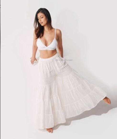 ഹോട്ട് ചിത്രങ്ങളുമായി സമീയ ബന്‍ഗെര; നടിയുടെ ഏറ്റവും പുതിയ ഫോട്ടോസ്‌