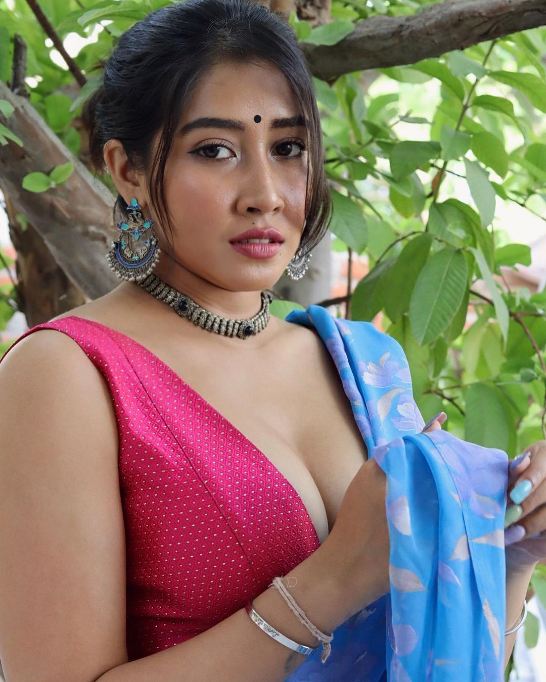 അതീവ ഗ്ലാമറസായി വീണ്ടും സോഫിയ; ചിത്രങ്ങളേറ്റെടുത്ത് സോഷ്യൽ മീഡിയ