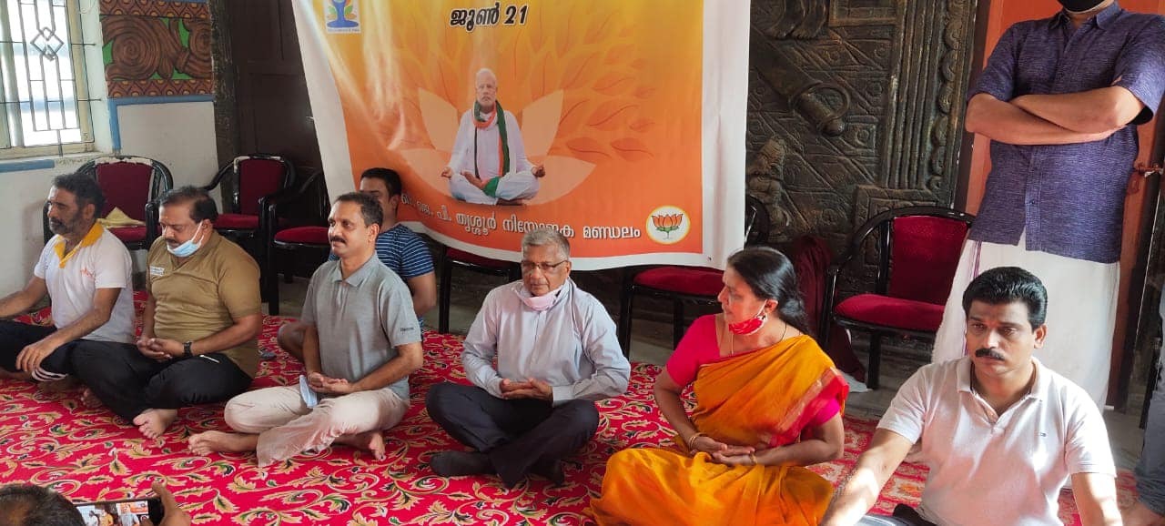 യോഗാ ദിനത്തിൽ കെ സുരേന്ദ്രനും ബിജെപി നേതാക്കളും- ചിത്രങ്ങൾ