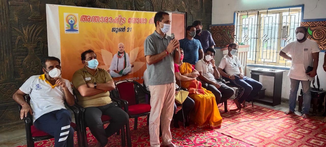 യോഗാ ദിനത്തിൽ കെ സുരേന്ദ്രനും ബിജെപി നേതാക്കളും- ചിത്രങ്ങൾ