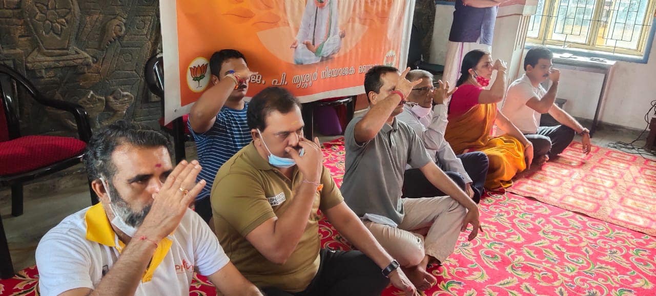യോഗാ ദിനത്തിൽ കെ സുരേന്ദ്രനും ബിജെപി നേതാക്കളും- ചിത്രങ്ങൾ