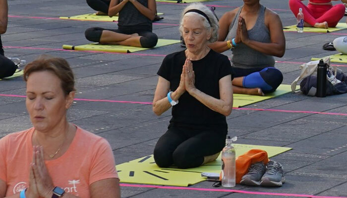 तस्वीरों में देखिए देश ही नहीं विदेश में भी दिखा International Yoga Day का रंग