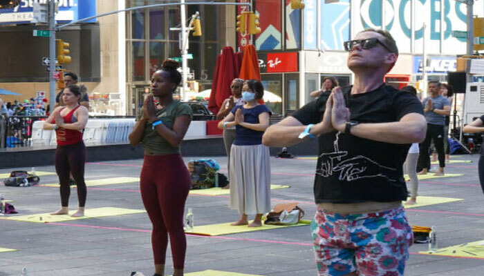 तस्वीरों में देखिए देश ही नहीं विदेश में भी दिखा International Yoga Day का रंग
