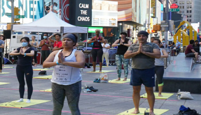 तस्वीरों में देखिए देश ही नहीं विदेश में भी दिखा International Yoga Day का रंग