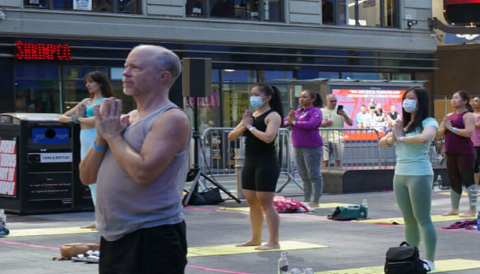 तस्वीरों में देखिए देश ही नहीं विदेश में भी दिखा International Yoga Day का रंग