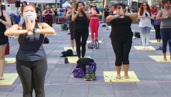 तस्वीरों में देखिए देश ही नहीं विदेश में भी दिखा International Yoga Day का रंग