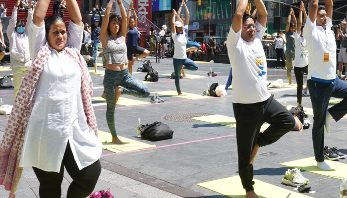 तस्वीरों में देखिए देश ही नहीं विदेश में भी दिखा International Yoga Day का रंग