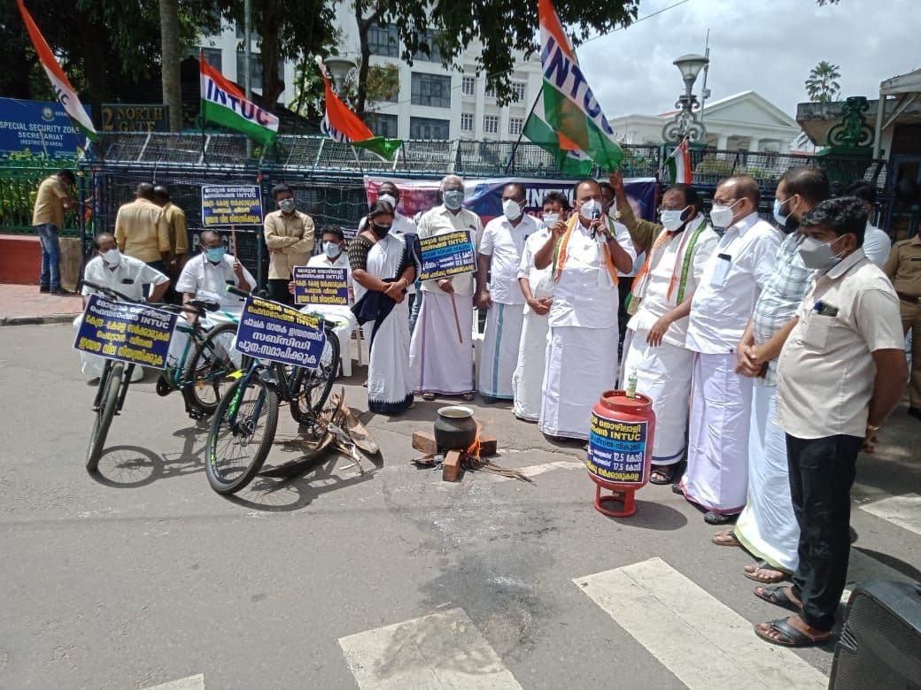 ഇന്ധന വില വർധനവിന് എതിരെ റോഡിൽ അടുപ്പ് കൂട്ടി പ്രതിഷേധം- ചിത്രങ്ങൾ