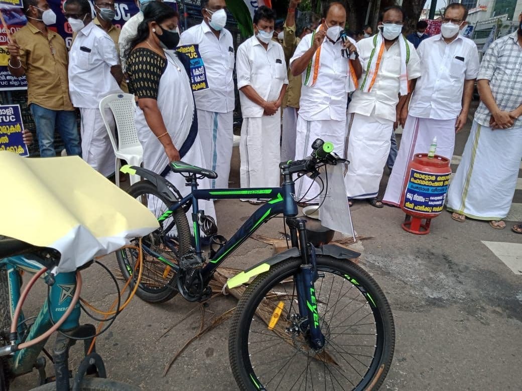 ഇന്ധന വില വർധനവിന് എതിരെ റോഡിൽ അടുപ്പ് കൂട്ടി പ്രതിഷേധം- ചിത്രങ്ങൾ