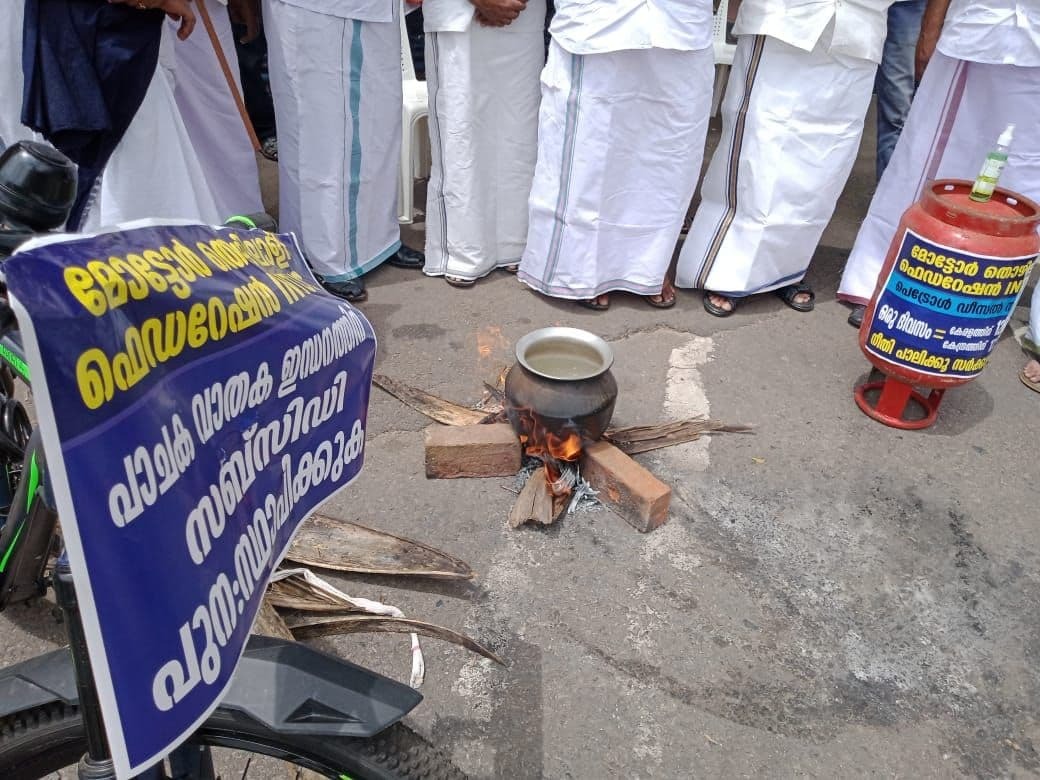 ഇന്ധന വില വർധനവിന് എതിരെ റോഡിൽ അടുപ്പ് കൂട്ടി പ്രതിഷേധം- ചിത്രങ്ങൾ