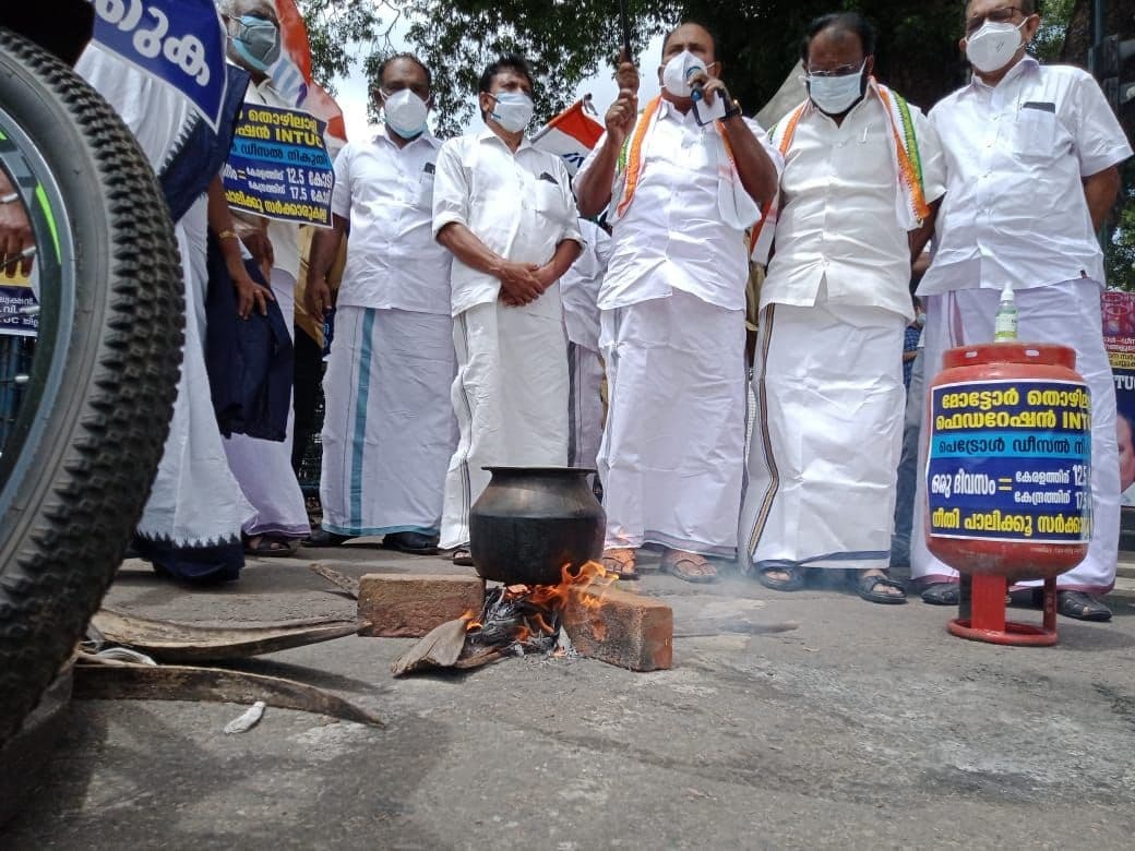 ഇന്ധന വില വർധനവിന് എതിരെ റോഡിൽ അടുപ്പ് കൂട്ടി പ്രതിഷേധം- ചിത്രങ്ങൾ