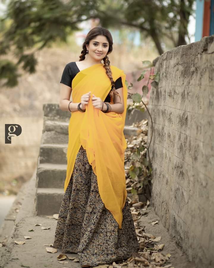 സാരിയിൽ സുന്ദരിയായി കാരുണ്യ റാം; പുതിയ ഫൊട്ടോസ് കാണാം