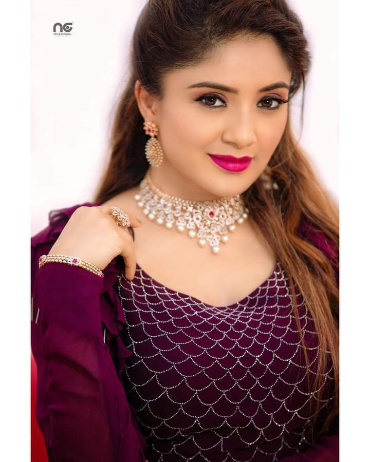 സാരിയിൽ സുന്ദരിയായി കാരുണ്യ റാം; പുതിയ ഫൊട്ടോസ് കാണാം