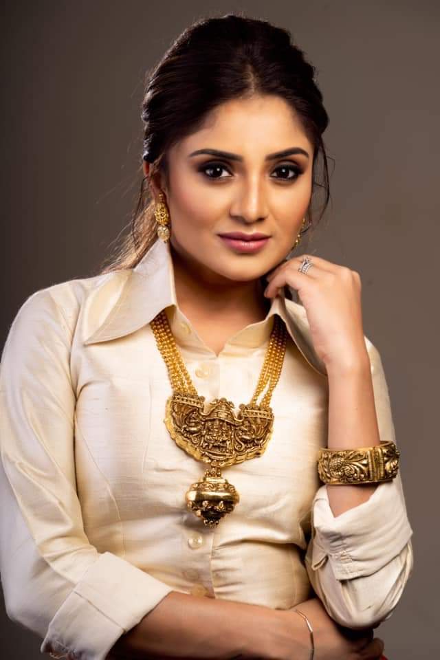 സാരിയിൽ സുന്ദരിയായി കാരുണ്യ റാം; പുതിയ ഫൊട്ടോസ് കാണാം